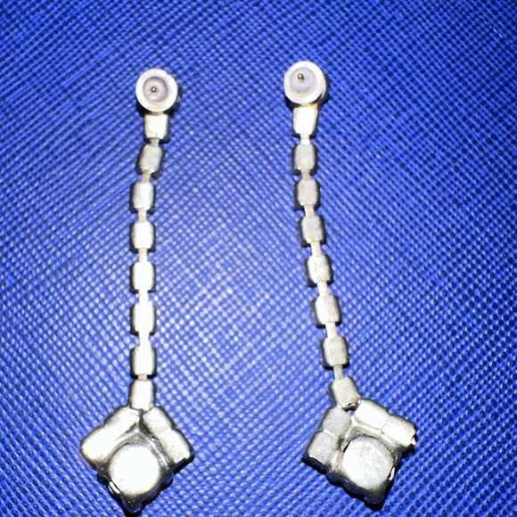 Vintage rhinestone ‘princess style’ 1 7/8” long earrings with black center stone - Picture 4 of 5